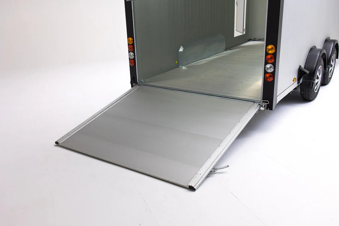 Remolque cerrado de aluminio y fibra 490x177x180cm estado nuevo